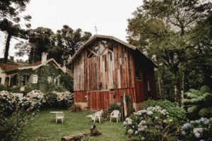 Grand abri de jardin usé par le temps