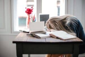 Femme fatiguée sur son bureau