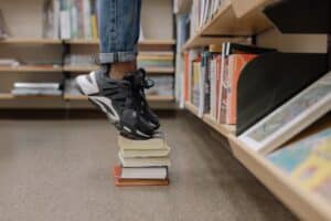 Individu debout sur des livres de conditions de résiliation