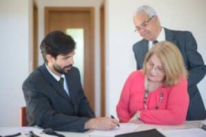 Un homme qui explique à un couple comment changer d'assurance habitation